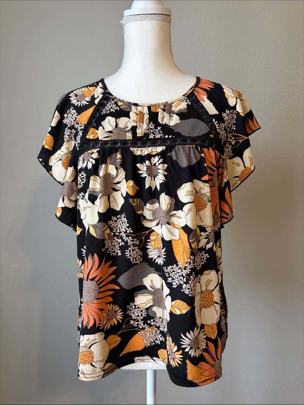 MELLODAY Black Floral Flutter Sleeve Top - Orange & Cream Blooms